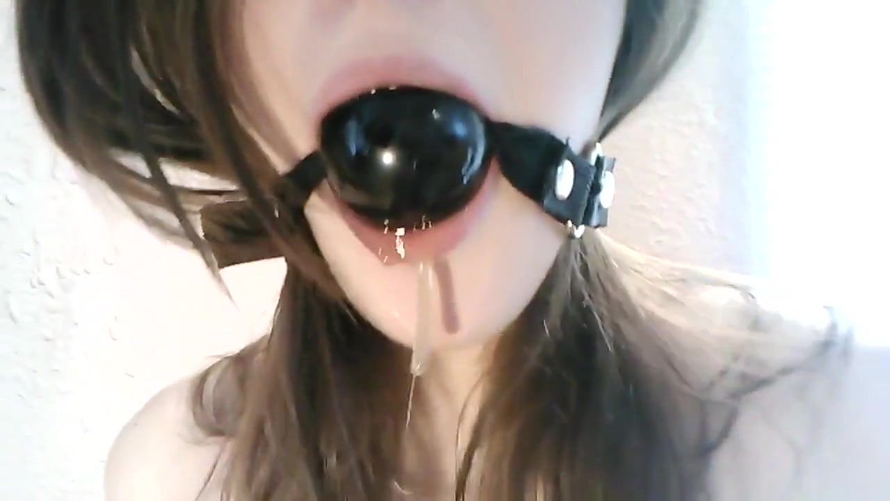 Gagged fuertemente babeando chica universitaria atada
