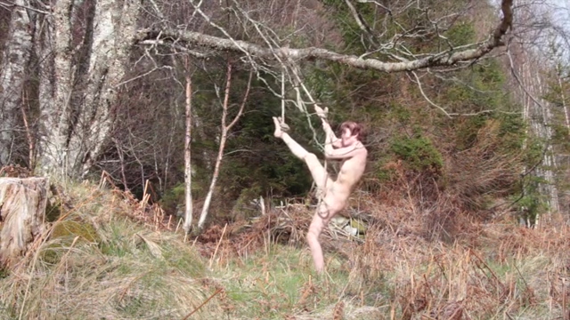 La servidumbre desnuda en el bosque salió mal
