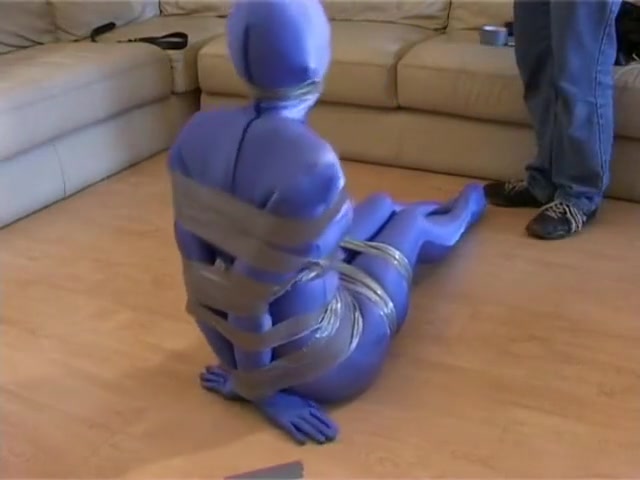 cinta atada y gagged en azul zentai
