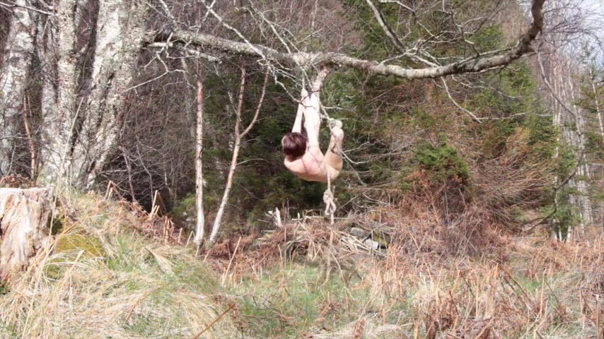 El auto-bondage desnudo en el bosque salió mal.
